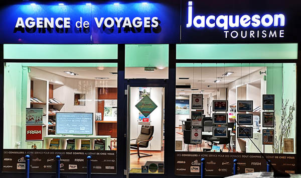Agence Jacqueson Tourisme de Soissons la nuit